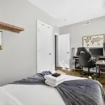 Luxury 3br 2ba Penthouse Apartment *