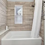 Luxury 3br 2ba Penthouse Apartment *