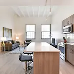 Global Luxury Downtown Apartment
