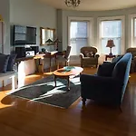 Bed & Breakfast The Gryphon House 3*
