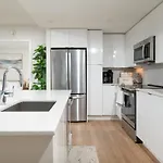 2br In Downtown & T-station *