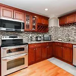 Eastie Roomy 3br With Easy And Airport Access Apartment *
