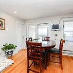 Eastie Roomy 3br With Easy And Airport Access *