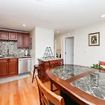 Eastie Roomy 3br With Easy And Airport Access *