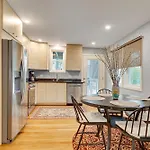2Br Dog-Friendly Apt In 2-Fam Home - Comfy Retreat