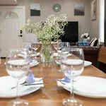 558-3 3br - Modern Nest Near Franklin Park * Boston