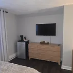 Cozy Room In Revere Near Beachmont Blue Line Station