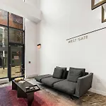 Elegant Boston Apartment With Pool And Fitness Center