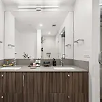 Two-bedroom Family Downtown Pool Boston