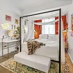 Cozy Family Suite In Boston With A Pool And Gym