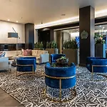 Cozy Family In With A Pool And Gym Boston