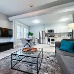 Apartment Spacious 3bed, 2bath, Near Hospitals & Transports Brookline