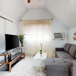 3 Mi To Franklin Park Zoo Bright Getaway!