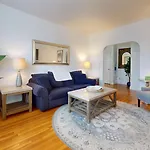 Steps To Public Transport, Boston Coll, Roof Deck