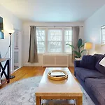 Steps To Public Transport, Boston Coll, Roof Deck