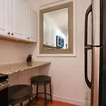 Bright City-view By Public Transport Apartment