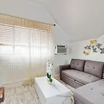 3 Mi To Franklin Park Zoo Bright Getaway!