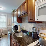 Apartment Steps To Public Transport, Coll, Roof Deck *