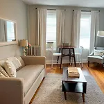 Bright City-View Stay By Public Transport