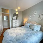 Bright City-View Stay By Public Transport