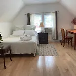 Large Bedroom With Private Bathroom Step To Train &Buses In Boston