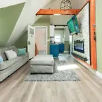 Large Open Concept In Zoo Franklin Park Near Apartment