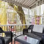 Large Open Concept In Zoo Franklin Park Near Apartment