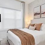 Holiday home 4br/4ba | Parking + Chef's Kitchen | Near Bu/bc *