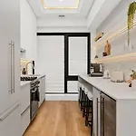 Holiday home 4br/4ba | Parking + Chef's Kitchen | Near Bu/bc Brookline