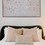 Holiday home 4br/4ba | Parking + Chef's Kitchen | Near Bu/bc Brookline