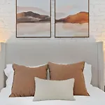 Holiday home 4br/4ba | Parking + Chef's Kitchen | Near Bu/bc