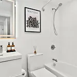 Holiday home 4br/4ba | Parking + Chef's Kitchen | Near Bu/bc Brookline