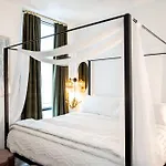 Seaport Fireplace Gym & Pool Access