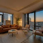 Modern 2br Prime Downtown Location Apartment *