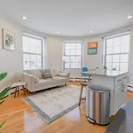 Light Filled Studio In Back Bay