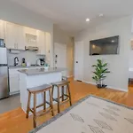 Light Filled Studio In Back Bay