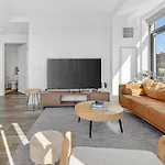 Modern 2br Prime Downtown Location Apartment