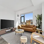 Modern 2br Prime Downtown Location Apartment
