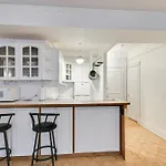 Walk To Common Bright With Rooftop Deck Apartment