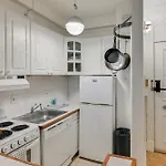Apartment Walk To Common Bright With Rooftop Deck *