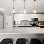 Beautiful Centrally Located 3 Bedroom Apartment Boston