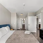 Apartment Beautiful Centrally Located 3 Bedroom *
