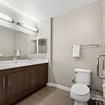 Apartment Beautiful Centrally Located 3 Bedroom *