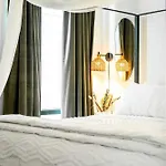 Apartment Seaport Fireplace Gym & Pool Access Boston