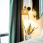 Seaport Fireplace Gym & Pool Access Apartment Boston