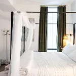 Seaport Fireplace Gym & Pool Access Apartment Boston