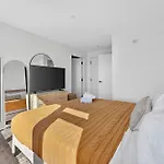 Modern 2br Prime Downtown Location Apartment *
