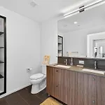 Apartment Modern 2br Prime Downtown Location *