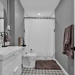 Airport Subway Apartment *