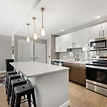 Apartment Beautiful Centrally Located 3 Bedroom *
